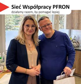 Na górze, na białym tle, widoczny jest czerwony, trójkątny element. Obok znajduje się tekst: 'Sieć Współpracy PFRON', a poniżej napis: 'działamy razem, by pomagać lepiej'. W dolnej części grafiki zdjęcie dwóch dorosłych osób: kobiety i mężczyzny. Po lewej stoi kobieta z długimi blond włosami, w okularach. Po prawej mężczyzna z krótkimi włosami, również w okularach, trzymający w ręku torbę.