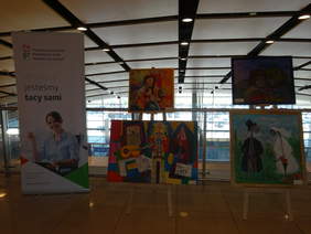 Prace niepełnosprawnych artystów w Porcie Lotniczym Rzeszów-Jasionka