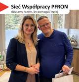 Na górze, na białym tle, widoczny jest czerwony, trójkątny element. Obok znajduje się tekst: 'Sieć Współpracy PFRON', a poniżej napis: 'działamy razem, by pomagać lepiej'. W dolnej części grafiki zdjęcie dwóch dorosłych osób: kobiety i mężczyzny. Po lewej stoi kobieta z długimi blond włosami, w okularach. Po prawej mężczyzna z krótkimi włosami, również w okularach, trzymający w ręku torbę.