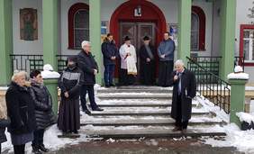 Pokaż zdjęcie: Poświęcenie mikrobusu dla ŚDS Bonifraterskiej Fundacji Dobroczynnej w Konarach