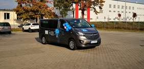 Pokaż zdjęcie: nowy  mikrobus dla ŚDS w Zduńskiej Woli - oficjalne przekazanie