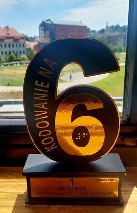 Puchar w kształcie cyfry "6", przeznaczony dla laureatów konkursu - z napisem kodowanie na 6