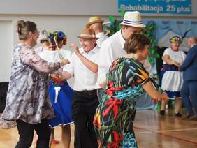 wspólna zabawa, grupa kilku osób tańczą w parach