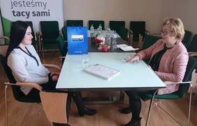 Pokaż zdjęcie: Od lewej: Klaudia Kaniewska laureatka II miejsca w konkursie „Otwarte Drzwi” oraz Marta Mordarska, dyrektor Oddziału Małopolskiego PFRON