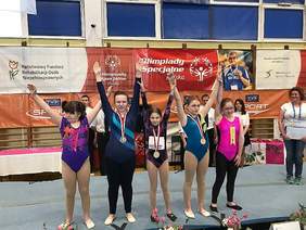 Zdjęcie zawodniczek tuż po dekoracji medalowej