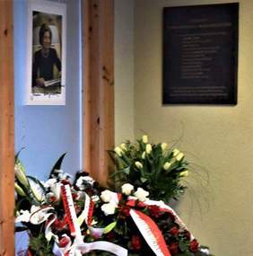 Pokaż zdjęcie: Tablica upamiętniająca Marię Kaczyńską