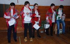 Pokaż zdjęcie: Wręczenie nagród uczestnikom quizu