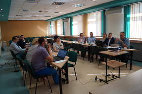 Pokaż zdjęcie: Pracownicy PCPR w Koninie biorący udział w zajęciach teoretycznch podczas wdrożenia SOW. 