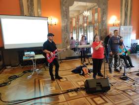 Pokaż zdjęcie: Występ artystyczny zespołu „Tacy sami” z WTZ przy parafii rzymsko-katolickiej pw. Św. Judy Tadeusza w Starachowicach