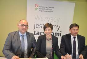 Pokaż zdjęcie: Od lewej: Piotr Itczak - wiceprezes Tureckiej Izby Gospodarczej, Anna Skupień - dyrektor Oddziału Wielkopolskiego PFRON, Tomasz Wroniak - wiceprezes Tureckiej Izby Gospodarczej