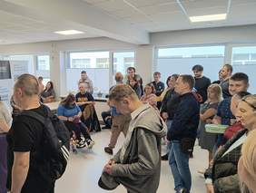 Pokaż zdjęcie: Uczestnicy w oczekiwaniu na rozmowę i poradę