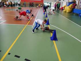 Pokaż zdjęcie: Konkurencja turniejowa - bieg i przewożenie piłki na deskorolce