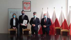 Pokaż zdjęcie: PFRON - podpisanie umów - burmistrz miasta i gminy Chmielnik, p. Paweł Wójcik