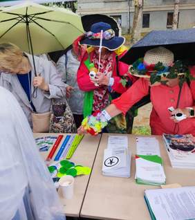Pokaż zdjęcie: Informatory CIDON i inne ulotki na stoisku PFRONu