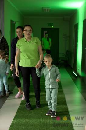 Pokaż zdjęcie: przejście 17 metrów przez zieloną bieżnię