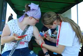 Pokaż zdjęcie: Malowanie na stoisku Małopolskiego Oddziału PFRON