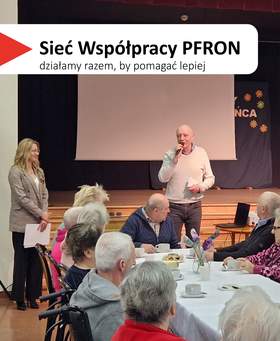 Pracownik Centrum informacyjno-doradczego prowadzi prelekcję o technologiach wspomagających osoby z niepełnosprawnościami. Słuchacze siedzą przy stołach, a w rogu zdjęcia widoczne jest hasło: „Sieć Współpracy PFRON – działamy razem, by pomagać lepiej”.