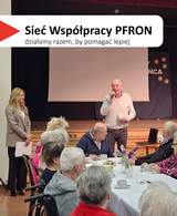 Pracownik Centrum informacyjno-doradczego prowadzi prelekcję o technologiach wspomagających osoby z niepełnosprawnościami. Słuchacze siedzą przy stołach, a w rogu zdjęcia widoczne jest hasło: „Sieć Współpracy PFRON – działamy razem, by pomagać lepiej”.