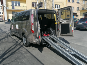 Pokaż zdjęcie: Pojazd dostosowany do przewozu osób z potrzebą wsparcia w zakresie mobilności zakupiony przez Gminę Iwanowice. Na zdjęciu widoczny specjalny podjazd dla wózków.