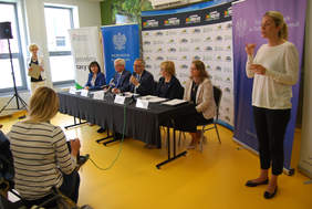 Pokaż zdjęcie: Briefing prasowy tłumaczony na język migowy przez Monikę Kwaśnik-Stromidło - kierownik poradni PZG