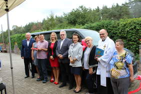 Pokaż zdjęcie: Uroczystość przekazania nowego busa przeznaczonego do przewozu osób niepełnosprawnych