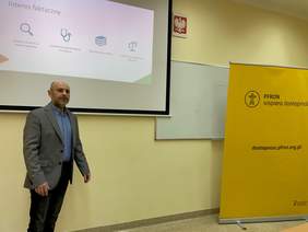 Pokaż zdjęcie: Prowadzący spotkanie Tadeusz konecki, pracownik PFRON Oddział Zachodniopomorski