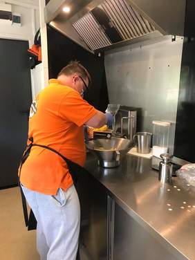 Pokaż zdjęcie: Bartek w pracy po ponownym otwarciu food trucka