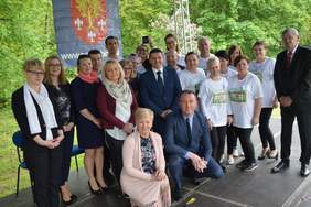 Pokaż zdjęcie: wręczenie okolicznościowych medali dla podopiecznych oraz gości