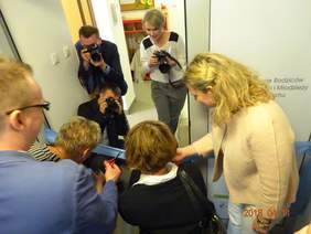 Pokaż zdjęcie: Uroczyste przecięcie wstęgi