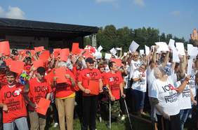 Pokaż zdjęcie: Uczestnicy integracyjnego Pikniku w Wieliczce tworzą żywą flagę