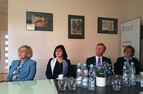 Pokaż zdjęcie: Od lewej: kurator Barbara Nowak, posłanka Urszula Rusecka, wojewoda Piotr Ćwik, dyrektor Marta Mordarska