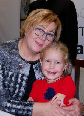 Pokaż zdjęcie: Martynka Gruca oraz Marta Mordarska – dyrektor Małopolskiego Oddziału PFRON