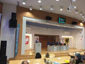 Pokaż zdjęcie: Powitanie gości przez Piotra Harhaja - Pomorska Koalicja na Rzecz Zdrowia Psychicznego 