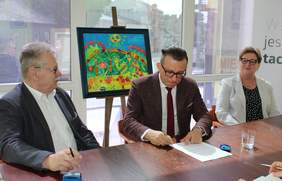 Pokaż zdjęcie: Przy stole Jerzy Dębski Dyrektor Oddziału Lubelskiego PFRON, Andrzej Wnuk Prezydent Miasta Zamość oraz Jadwiga Kijek Skarbnik Urzędu Miasta Zamość