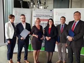 Pokaż zdjęcie: Wspólne zdjęcie przedstawicieli powiatów, które zawarły porozumienia o współpracy przy wdrożeniu Systemu SOW