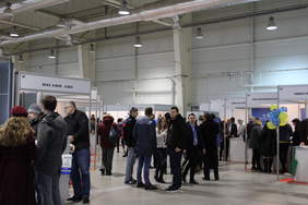 Pokaż zdjęcie: Uczestnicy targów