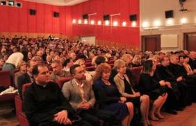 Pokaż zdjęcie: Uczestnicy obchodów zebrani w Tomaszowskim Domu Kultury