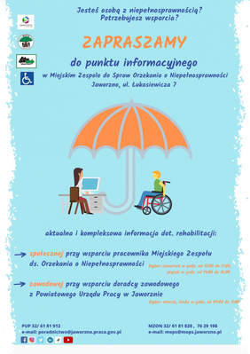 Pokaż zdjęcie: Na jasnoniebieskim tle napis zapraszamy do punku informacyjnego grafika pod napisem pod dużym pomarańczowym parasolem na wózku inwalidzkim siedzi chłopak w zielonej koszulce i niebieskich spodniach naprzeciw na krześle siedzi kobieta w białej bluzce