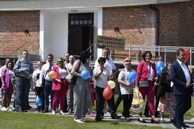 Pokaż zdjęcie: Marsz w którym biorą udział osoby z niepełnosprawnością intelektualną oraz ich rodziny, przyjaciele, samorząd gminny