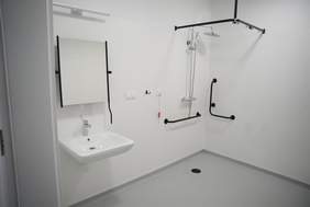 Zdjęcie łazienki, lustro, umywalka, prysznic