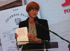 Pokaż zdjęcie: Minister Elżbieta Rafalska zaprezentowała rocznicową publikację
