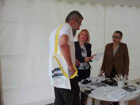 Pokaż zdjęcie: Pracownicy Oddziału Małopolskiego PFRON udzielają informacji na temat form wsparcia dla osób z niepełnosprawnościami