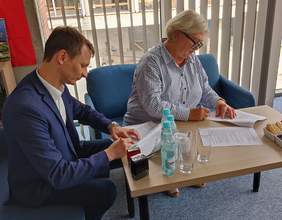 Pokaż zdjęcie: Starosta i Wicestarosta Stargardzki podpisują umowę o dofinansowanie