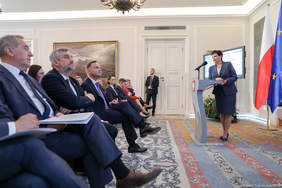 Pokaż zdjęcie: Konferencja w Belwederze: Szefowa KPRP Halina Szymańska relacjonuje przebieg dotychczasowych spotkań w pięciu województwach