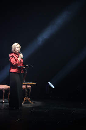 Pokaż zdjęcie: Współprowadząca koncert p. Urszula Guźlecka