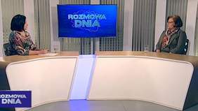 Klatka z programu telewizyjnego "Rozmowa Dnia" - przy stole redakcyjnym siedzą od lewej: redaktor TVP3 Anna Trzcińska oraz Dyrektor Kujawsko-Pomorskiego Oddziału PFRON Aleksandra Gierej