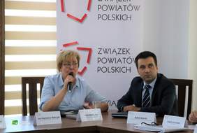 Pokaż zdjęcie: Dyrektor Oddziału Małopolskiego - Marta Mordarska oraz Dyrektor TVP3 Kraków - Rafał Marek