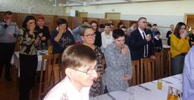Pokaż zdjęcie: Wspólna modlitwa podczas spotkania wigilijnego Stowarzyszenia "Promyk" oraz WTZ w Gostwicy