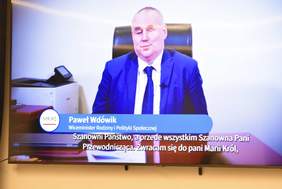 Pokaż zdjęcie: Zdjęcie Wiceministra Pawła Wdówika podczas połączenia online w trakcie Wieczoru Dobroczynności