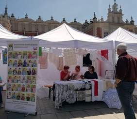 Pokaż zdjęcie: Stoisko Koronczarek z Polskiego Związku Głuchych - Inauguracja Tygodnia Osób z Niepełnosprawnością "Kocham Kraków z Wzajemnością" na Rynku Głównym w Krakowie